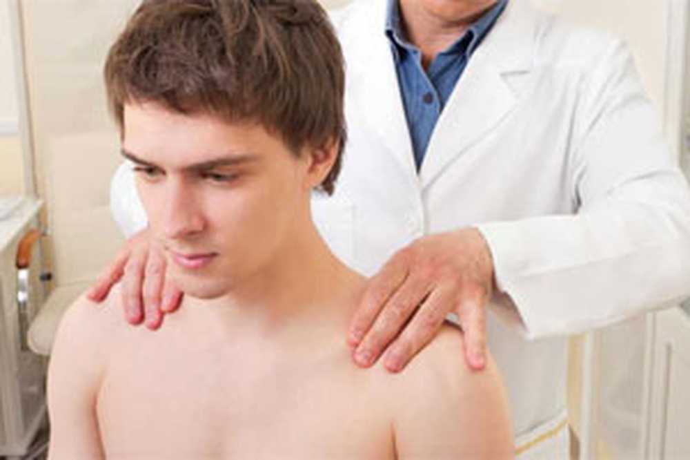 врач по искривлению. исправление позвоночника. диагностика сколиоза. детская спина. осмотр спины.