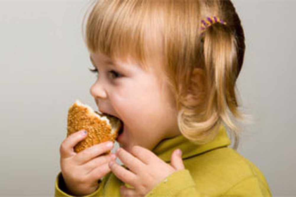 человек ест хлеб. девочка кушает. ребенок ест хлеб. девочка ест хлеб. булочка мультяшная.