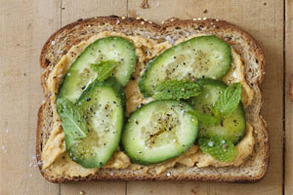 Бутерброд со шпротами и огурцом. Хлебцы с хумусом. Хлеб с огурцом. Хлеб с огурцом. Бутерброды с творожным сыром.