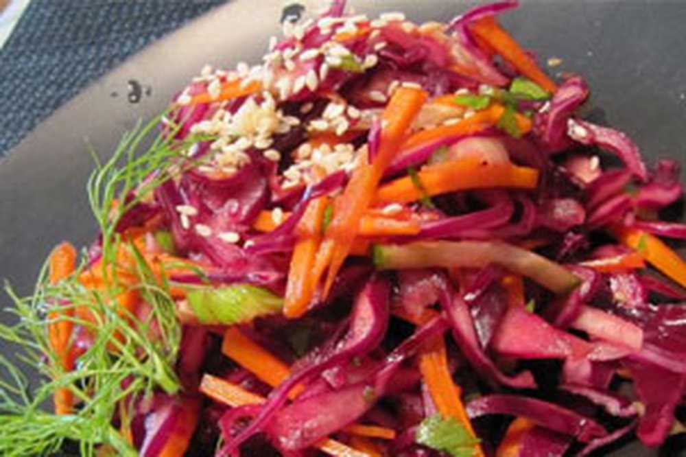 цветная капуста с перцем. витаминный (капуста, перец, огурец, морковь) 100г - 35р. капуста с перцем болгарским и луком. салат капуста перец морковь. салат с красной капустой и помидорами.