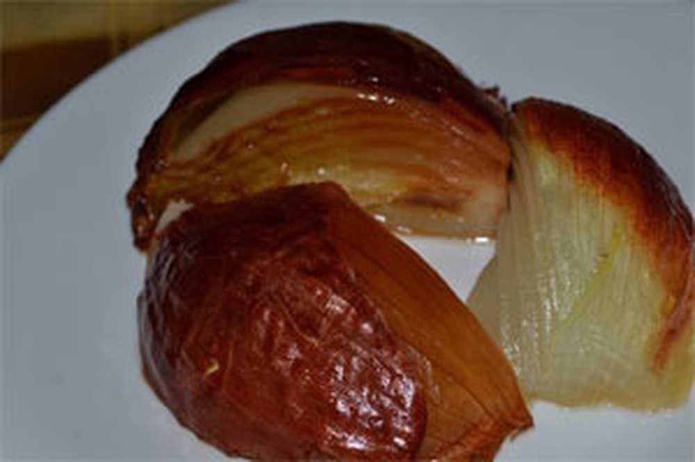 компресс из лука и чеснока. запечённый лук в микроволновке. печёный лук при сахарном диабете. запеченный репчатый лук. лук от фурункула.