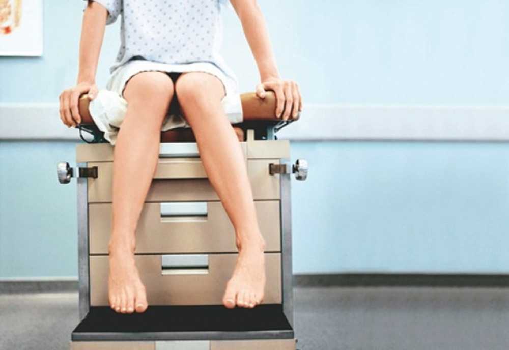 Перед походом к гинекологу можно заниматься. Девушка в гинекологическом кресле. Девочка в кресле гинеколога. Гинекологическое кресло. Девушка на гинекологическом стуле.