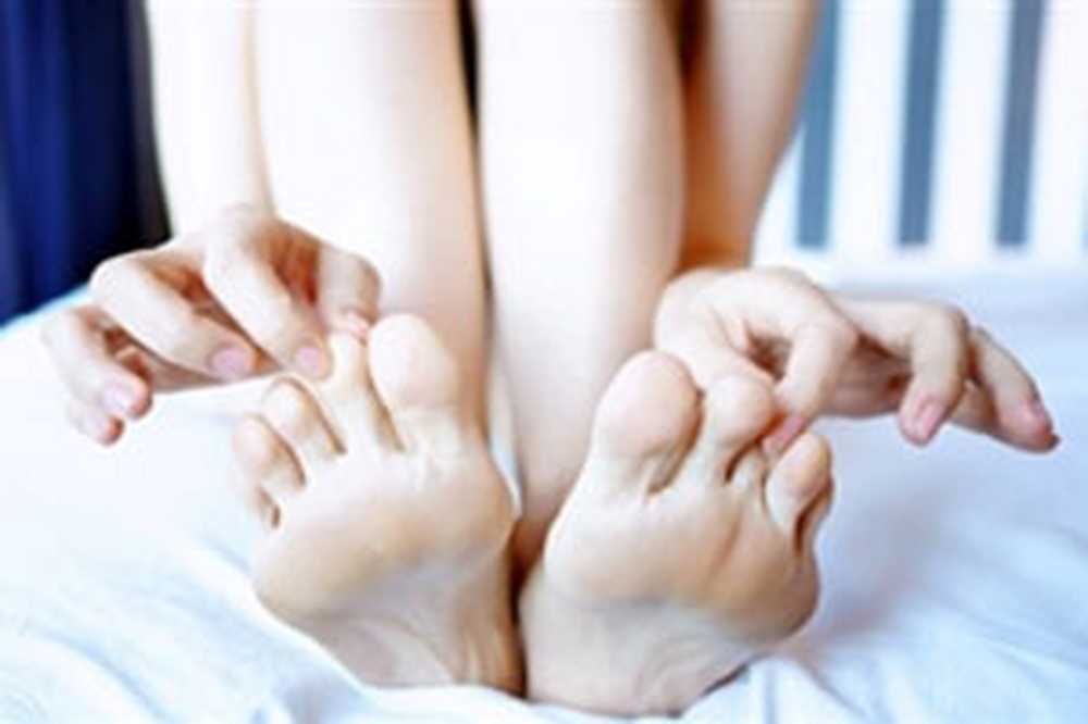 Постоянное шевеление пальцами ног. Девушка шевелит пальцами ног. День шевеления пальцами ног. Дёргает ступни перед сном. Ее ноги читать