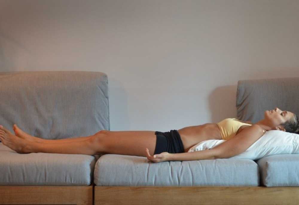Упражнения лежа на диване. Расслабление в кровати. Расслабление перед сном. Расслабление тела лежа.