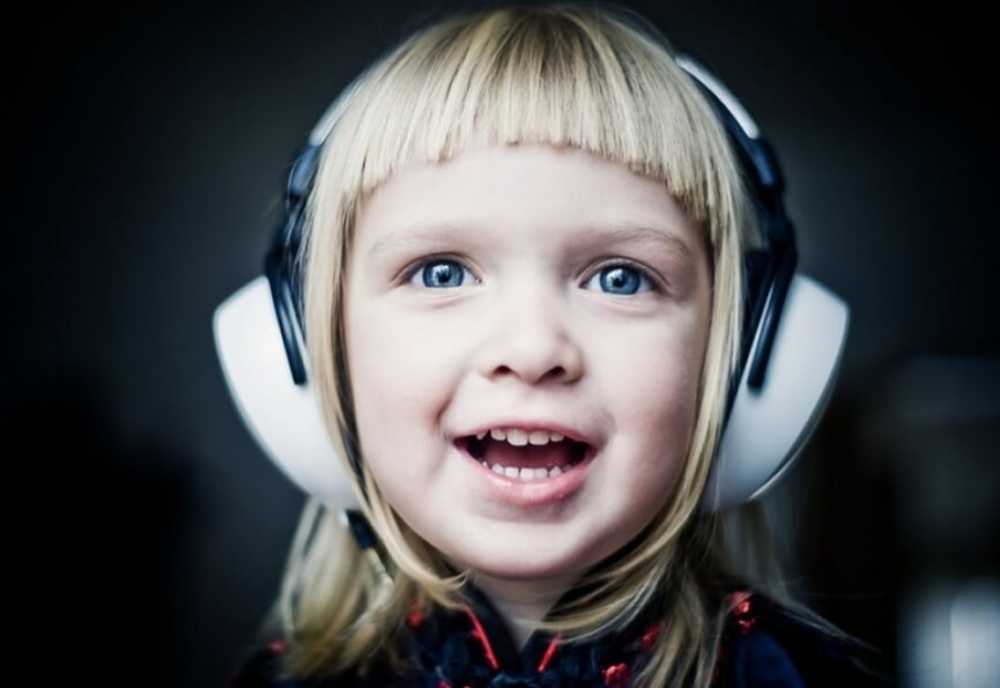 Фастом слушать. Глухие дети. Слабослышащие дети картинки. Нарушение слуха картинки. Фотографии слабослышащих детей.