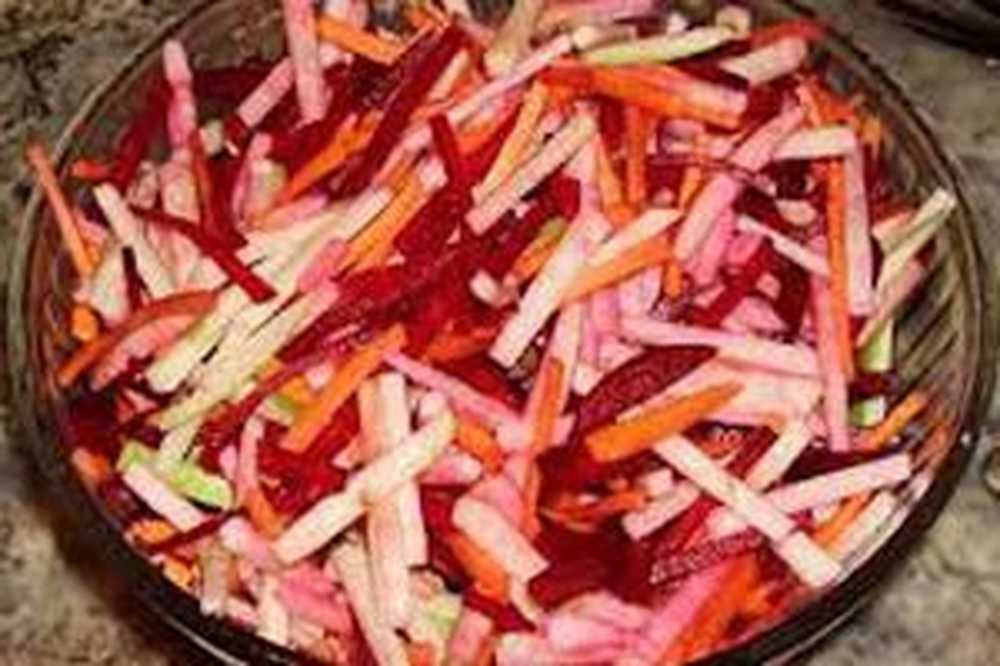 Салаты для диабетиков. Салаты для язвенников. Лук на министерский салат. Зелень для салатов. Диетические салаты при язве.