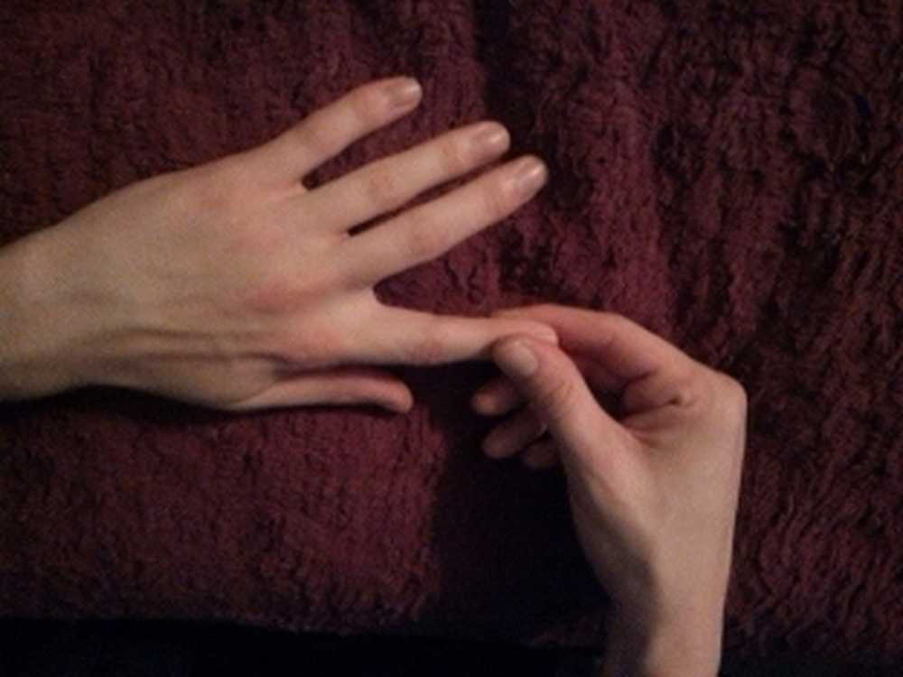 Пальчиком утром. Подушечка большого пальца на руке. Женская рука.