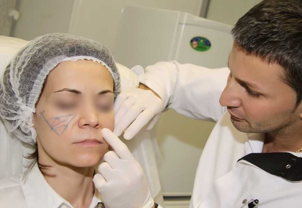 Хирург кахкцян павел вараздатович. Хирург с перекрещенными скальпелями. Хирург приходько. Пожилой врач. Старый врач.